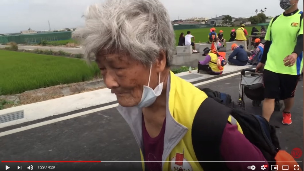 阿嬤意志力令人佩服。(圖/翻攝自《白沙屯媽祖網路電視台》)