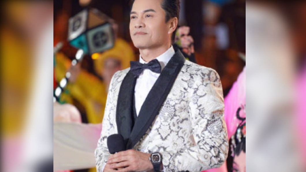 呂良偉手上Richard Mille的黑色鑽石款手錶,要價至少三百萬。(圖/翻攝自呂良偉微博)
