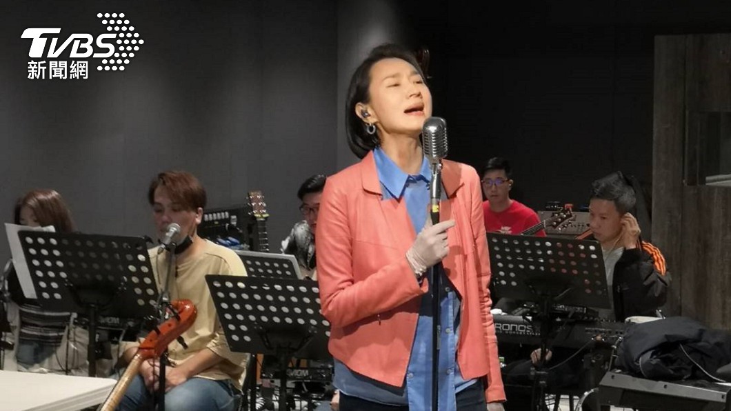 坣娜在彩排現場清唱台語單曲〈離鄉〉。(圖/年代提供)