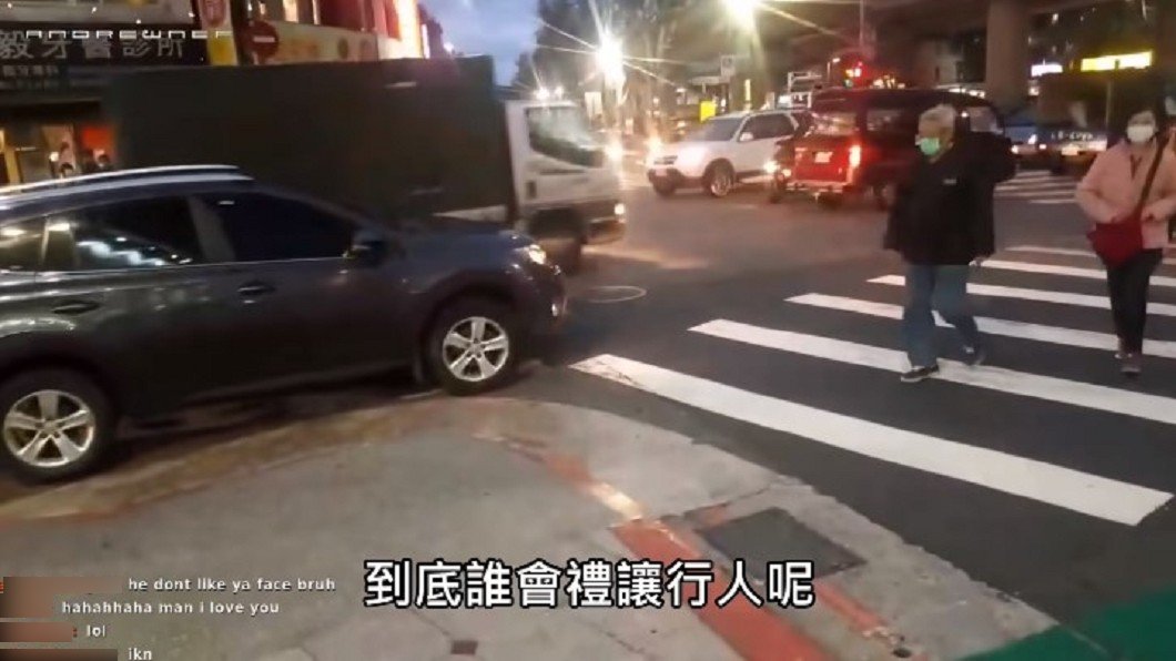 終於有輛轎車禮讓行車。（圖／翻攝自B.C.&Lowy YouTube）