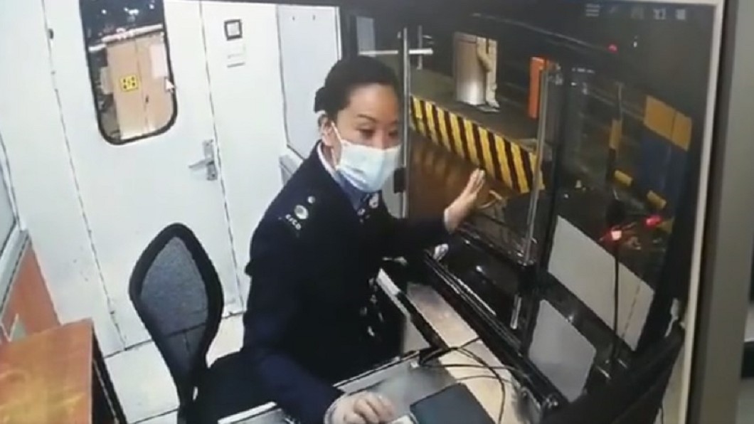 收費員聽聞後也大吃一驚。(圖/翻攝自微博)