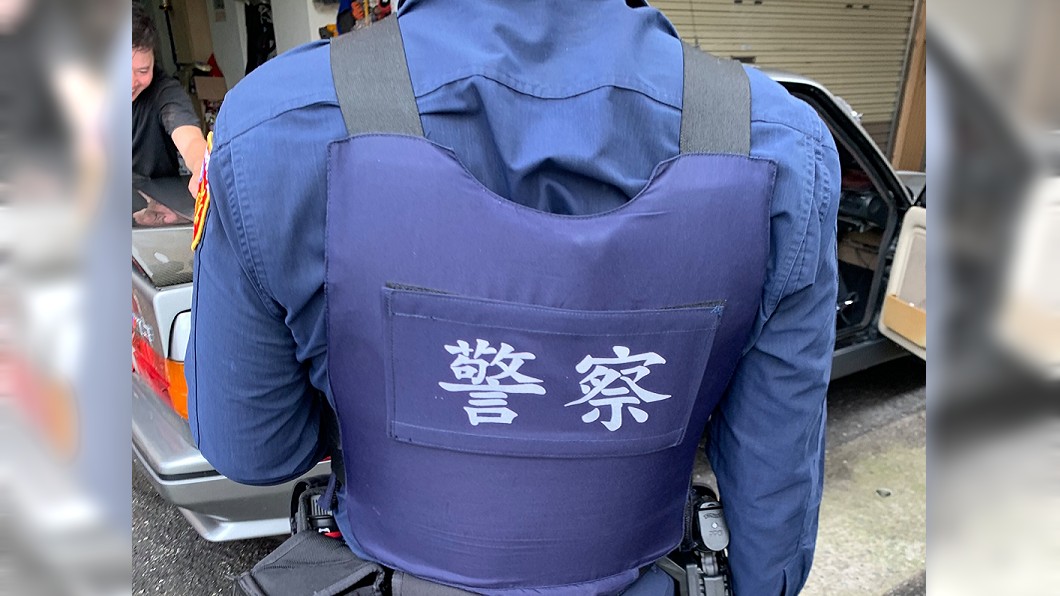 洗車突遭2警荷槍包圍 網一看秒懂:夢幻老車太銷魂