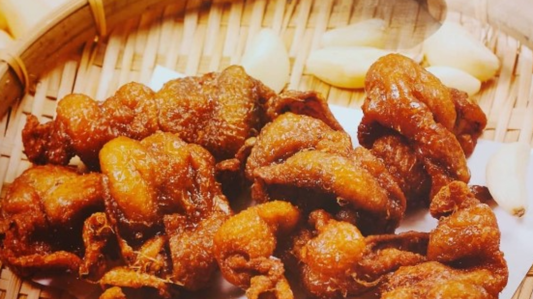 蒜翻天鹽酥雞以蒜香聞名。(圖/翻攝自蒜翻天鹽酥雞臉書)