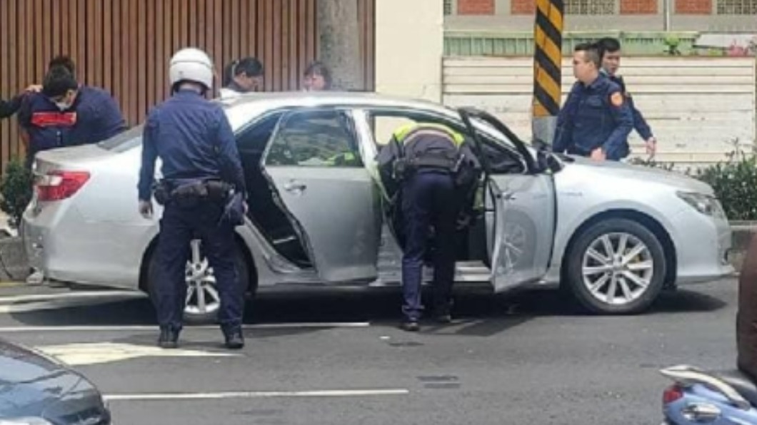 感情糾紛當街押妻! 夫卡「紅燈車陣」警網15分鐘逮人