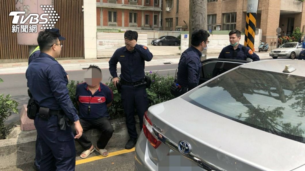 警方將車攔下事後了解,彭男當街擄走的居然是自己的妻子。(圖/TVBS)