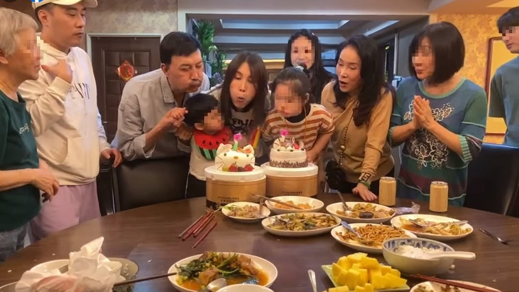 全家齊聚為余苑綺慶祝38歲生日。(圖/翻攝自余苑綺臉書)