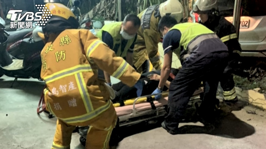 閃燈路口未減速 無照男將車撞進消防局