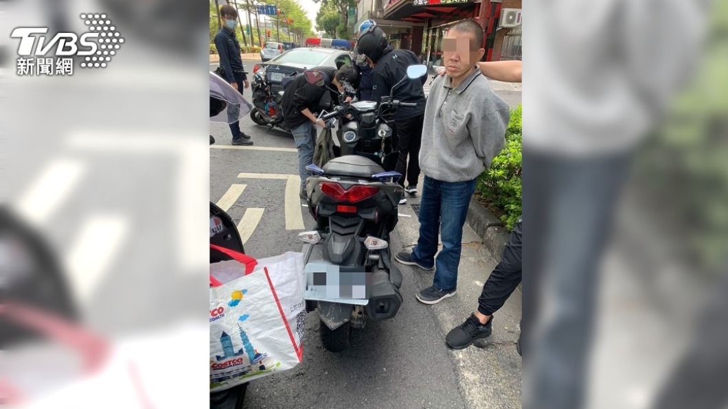 呂男於板橋車站附近發現謝男機車鑰匙未拔便手牽羊。(圖/TVBS)
