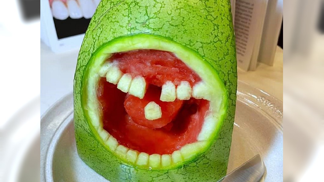 護理師替西瓜植牙　畫面曝光網笑翻：還有舌頭！