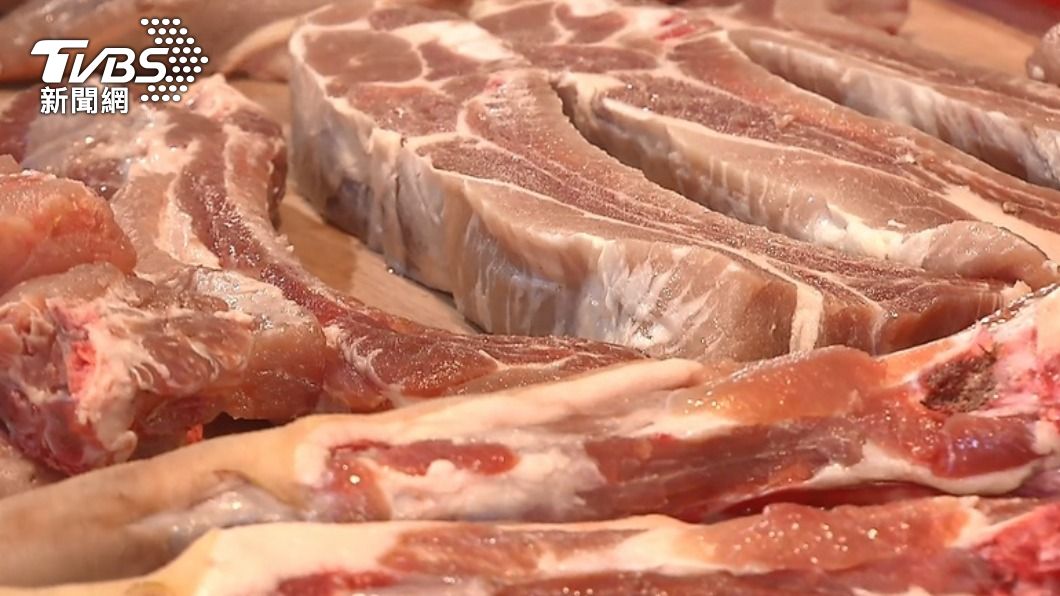 客人怕會碰到肉攤的油。(圖/TVBS資料畫面)
