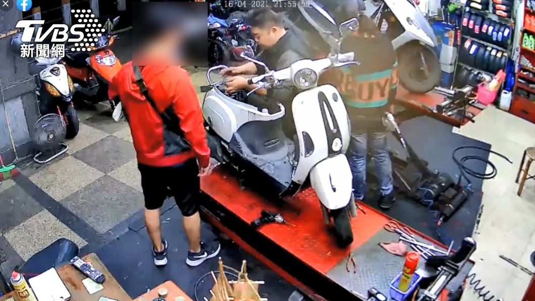 機車老闆表示可幫男子的電池接電,並酌收100元。(圖/翻攝自ㄨㄚ是泰山人)