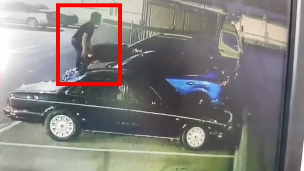 爬車頂踩踏毀損又推壞柵欄！男闖停車場大鬧引發眾怒