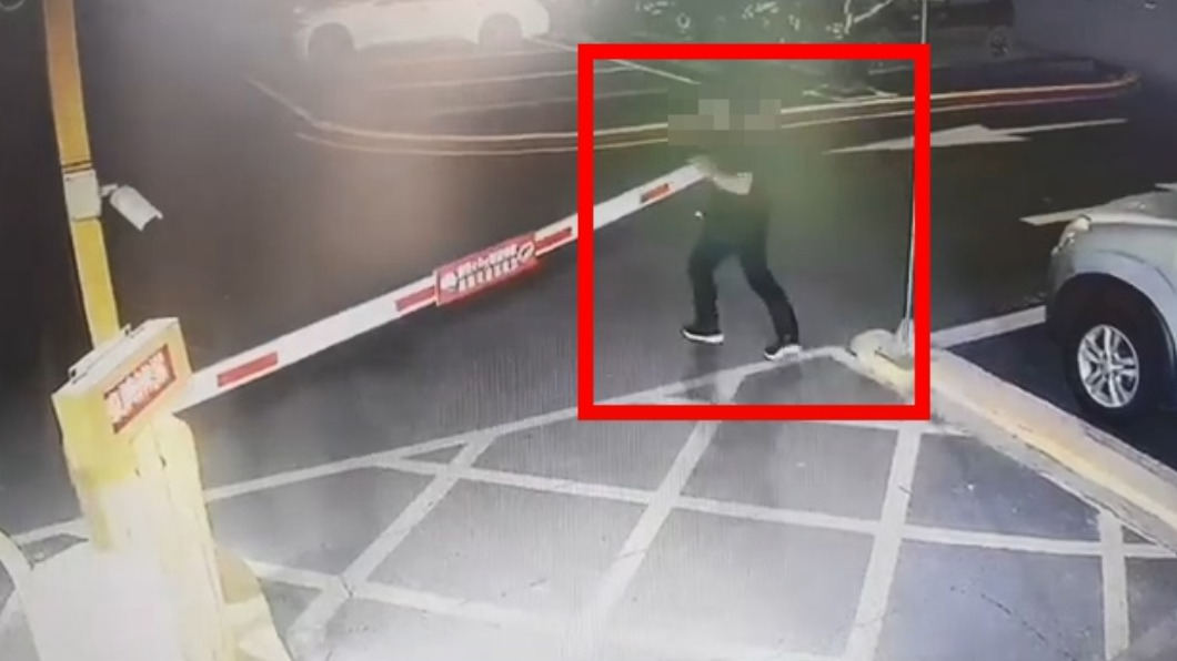 男子硬推停車場柵欄。(圖/翻攝自爆料公社)