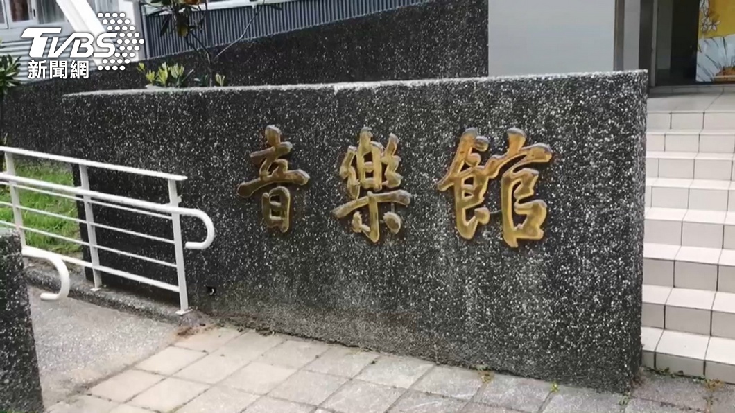 對嘴? 音樂系主任參與合唱「嘴型不對tone」