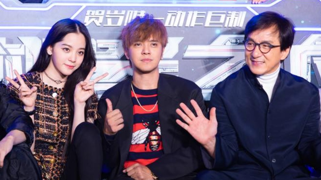 羅志祥4年前與成龍、歐陽娜娜合拍《機器之血》。(圖/翻攝自歐陽娜娜微博)