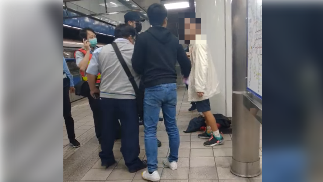 男子下車後仍不停嗆聲。(圖/翻攝自「爆料公社二社」)