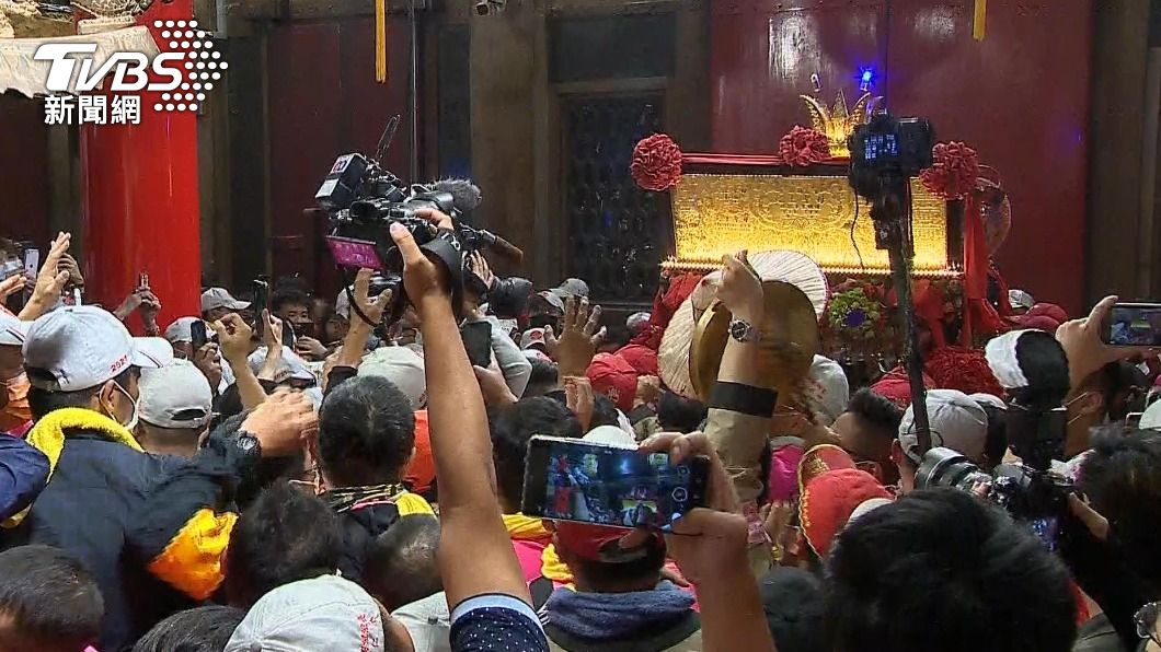 進喔!大甲媽祖回鑾安座 鎮瀾宮信眾簇擁迎接
