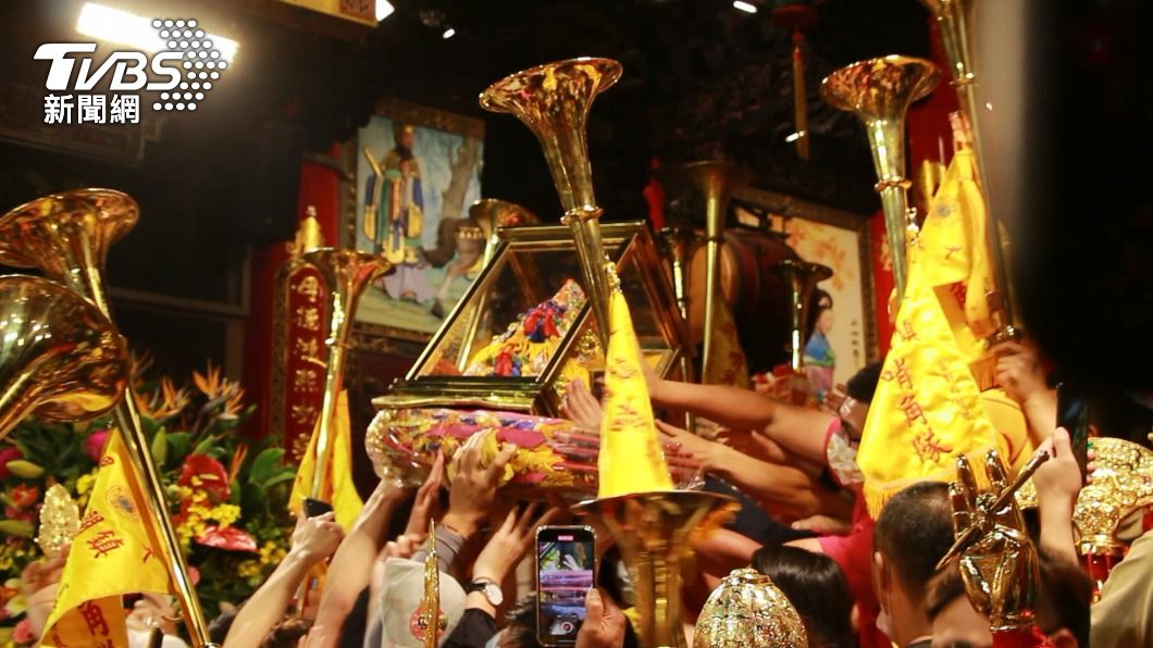 大甲媽祖回鑾安座結束遶境 信眾湧入鎮瀾宮簇擁迎接