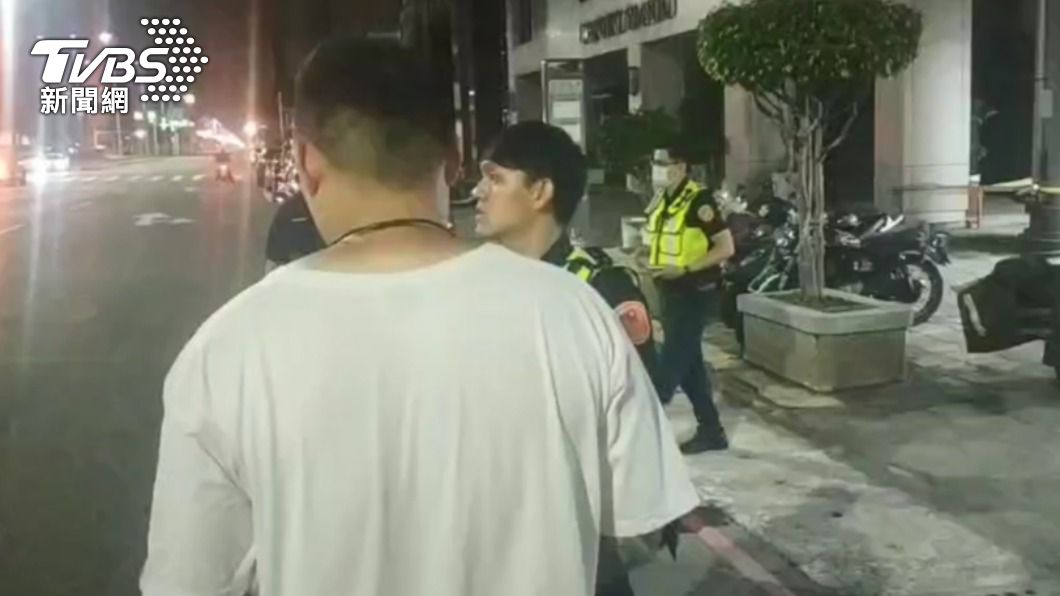 派報生表示,當下路邊停滿計程車不可能將報紙丟車道。(圖/TVBS)