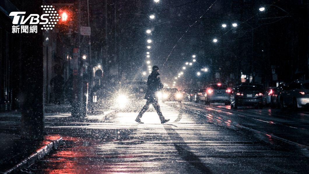 黃男走在路上遭小客車撞擊,提告求償。(示意圖/Shutterstock達志影像)