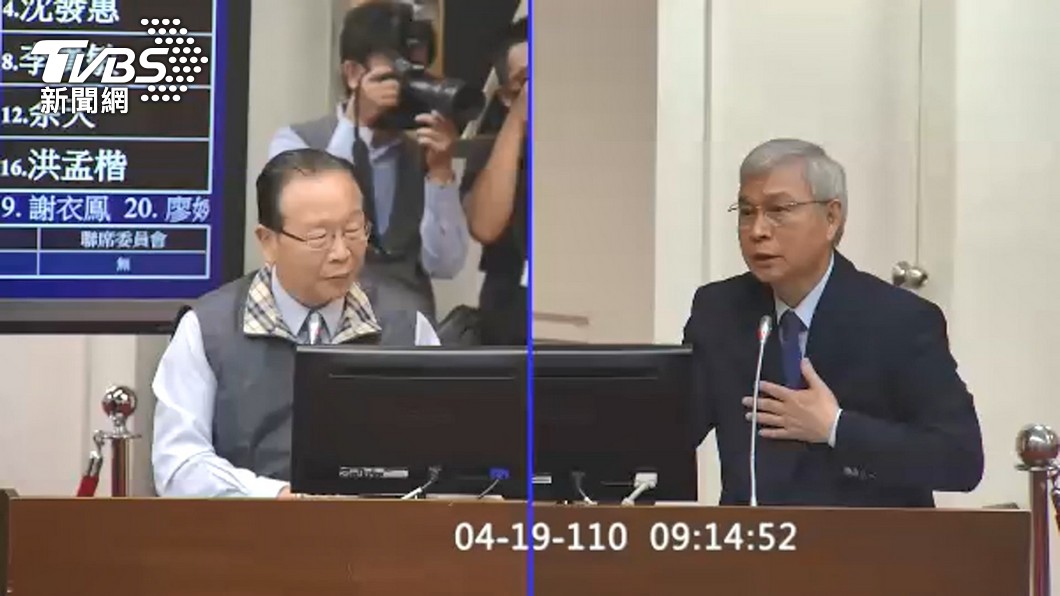 昨日國民黨立委林德福(左)質詢央行總裁楊金龍(右)時,楊也坦承房價過高。(圖/TVBS)