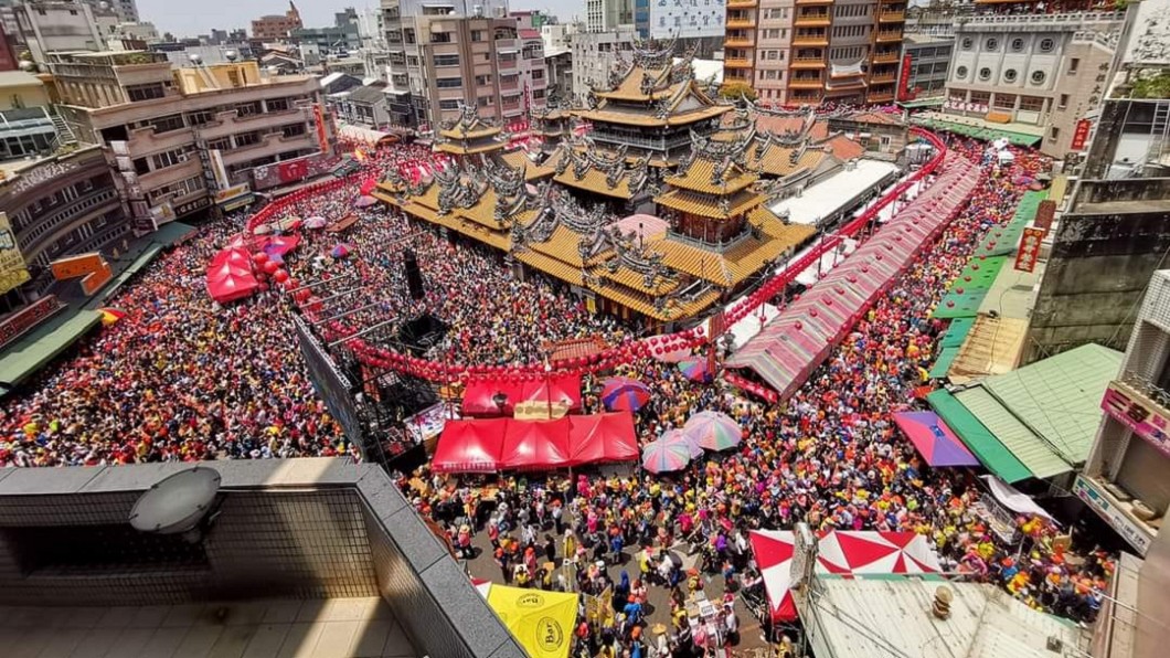 白沙屯媽祖抵達北港朝天宮,大批信眾擠滿廣場。(圖/翻攝自白沙屯拱天宮臉書)