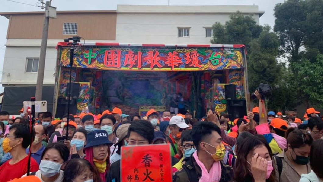 白沙屯媽停駕於戲棚看戲,下午準備起駕回宮。(圖/翻攝自白沙屯拱天宮臉書)