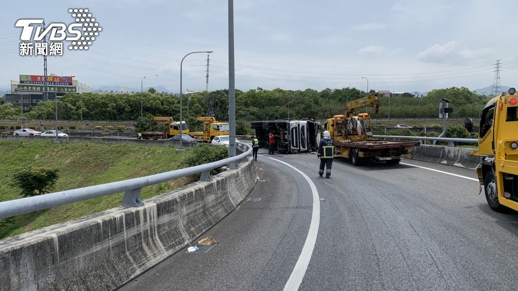 載廢土貨車過彎翻覆　國1南下頭屋匝道一度封閉