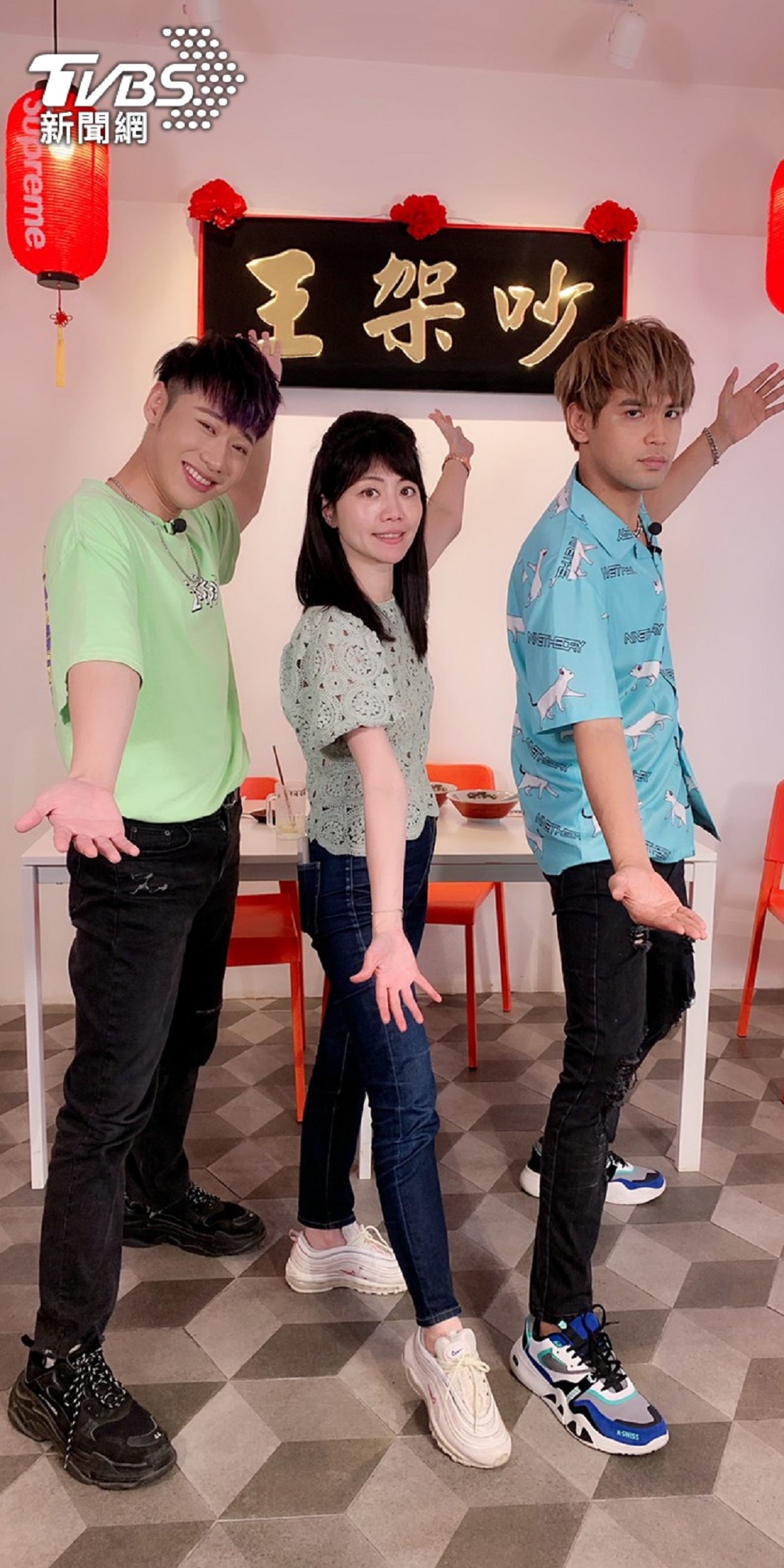 高嘉瑜現身TVBS節目《食尚玩家魚肉鄉民》,帶領主持人小賴、陳零九吃喝玩樂。(圖/TVBS)