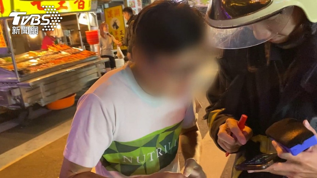 案發時正在進行大甲媽祖陣頭工作的邢姓女童父親,得知消息後趕回現場。(圖/TVBS)