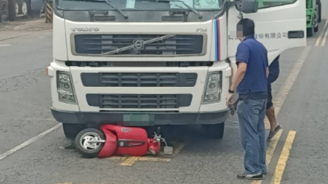 高雄市前金區發生死亡車禍,外送女慘遭捲車底。(圖/翻攝自全民爆料王)