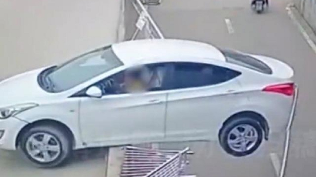 陸女三寶玩命倒車撞爛護欄 「半台車懸空」狂踩油門