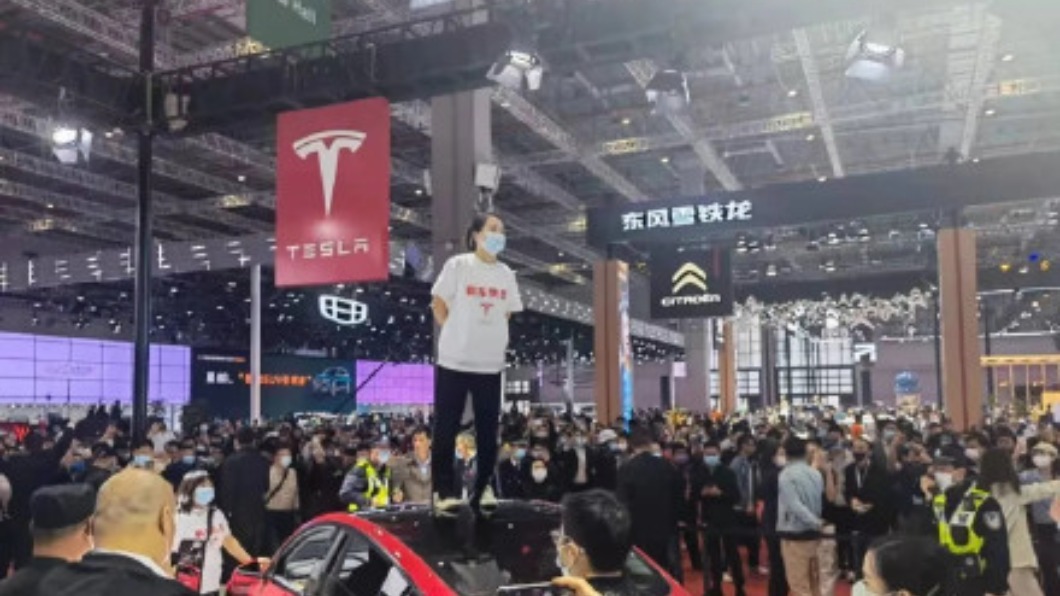 中國Tesla公開表示,上海車展的維權事件是受到韓潮指使。(圖片來源/ 翻攝自i蜗牛先生微博)