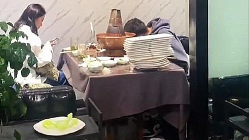 甘肅一對男女在火鍋店相親,過程中男方一直低頭吃涮羊肉。(圖/翻攝自微博)