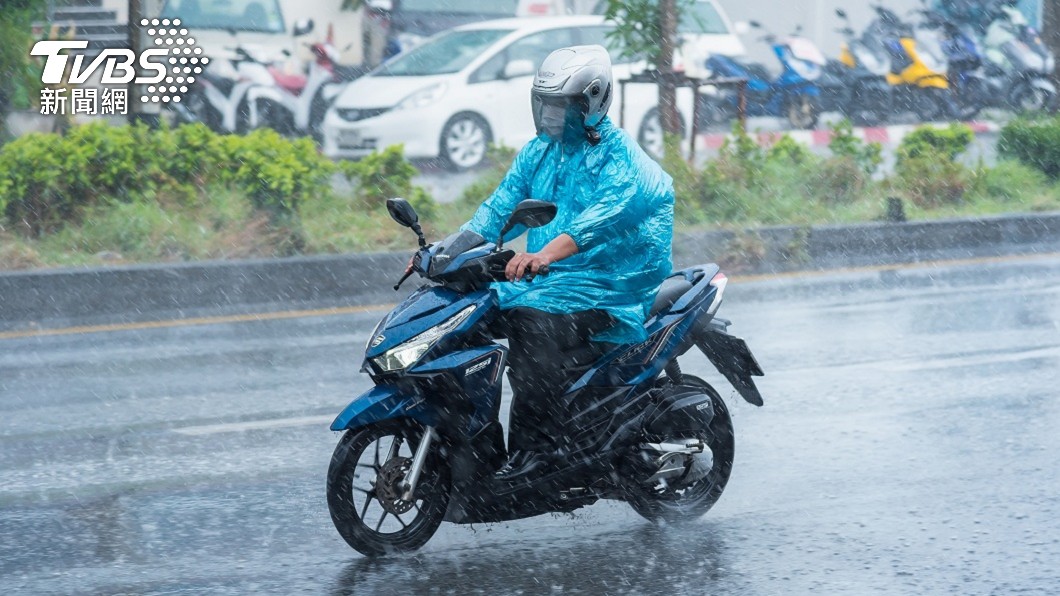 男騎車「停騎樓穿雨衣」慘遭舉發罰5百　結局逆轉