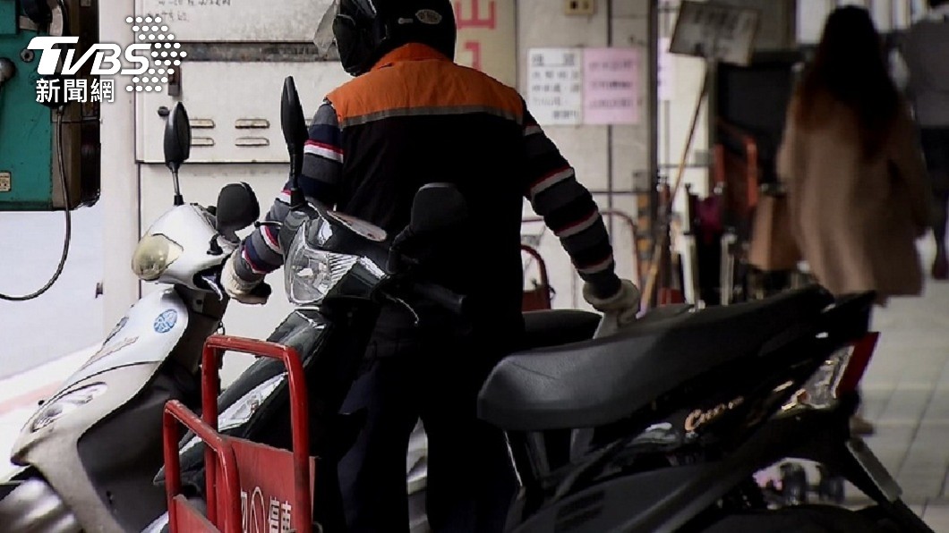 一名男騎士遇到下雨將車臨停騎車，穿上雨衣後再離開。（示意圖，非當事人／TVBS）