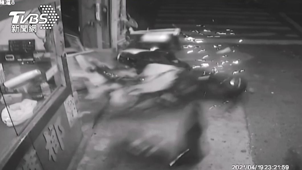 店家監視器拍下撞擊瞬間,騎士遭撞後連人帶車噴飛。(圖/TVBS)