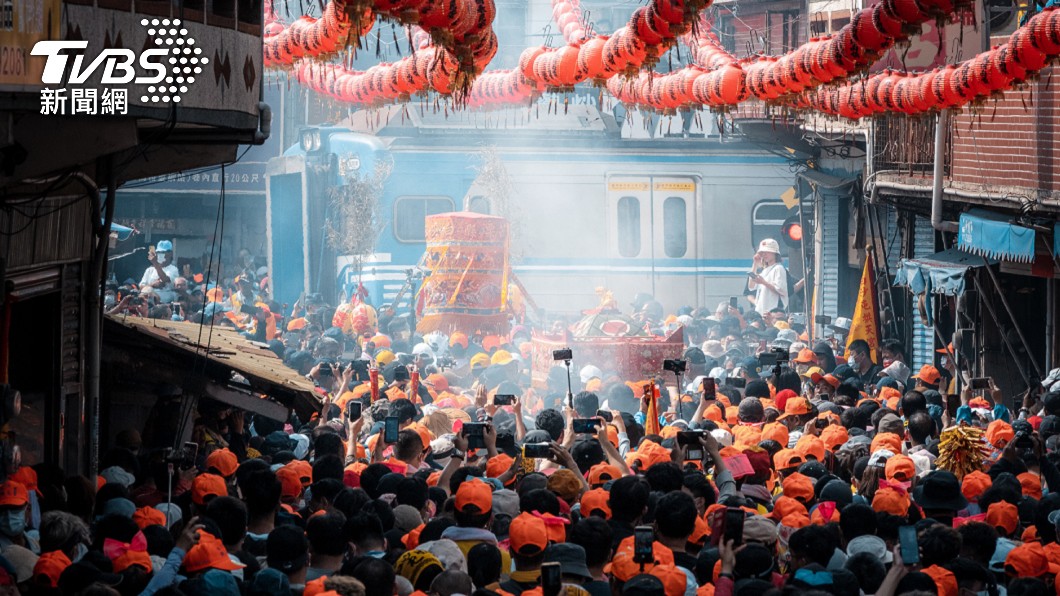 白沙屯媽祖巧停平交道 他捕捉感動瞬間:為乘客祈福
