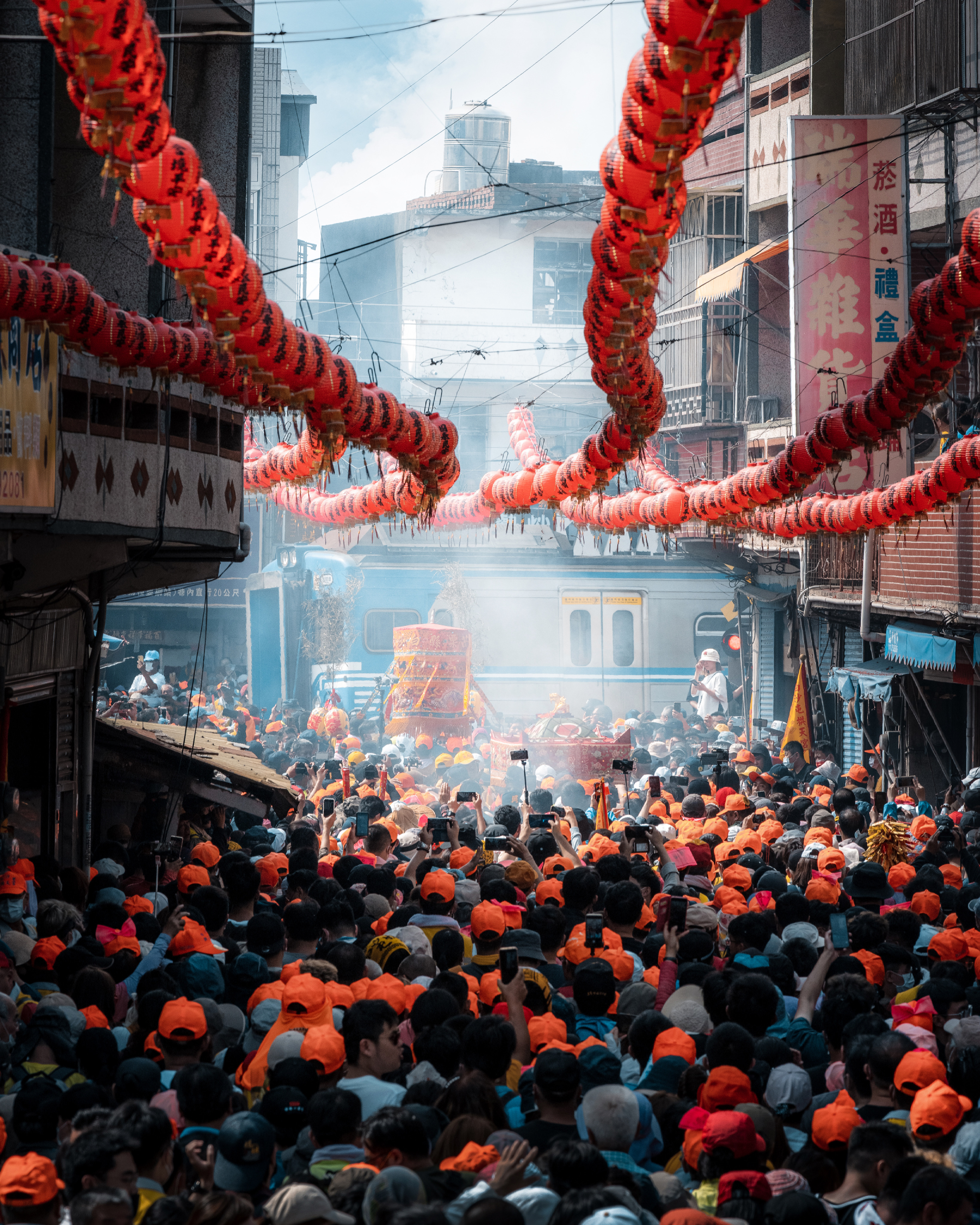 街道擠滿跟隨隊伍的信眾,攝影師拍下媽祖等待列車駛離的瞬間。(圖/攝影師Hzy.s授權提供)
