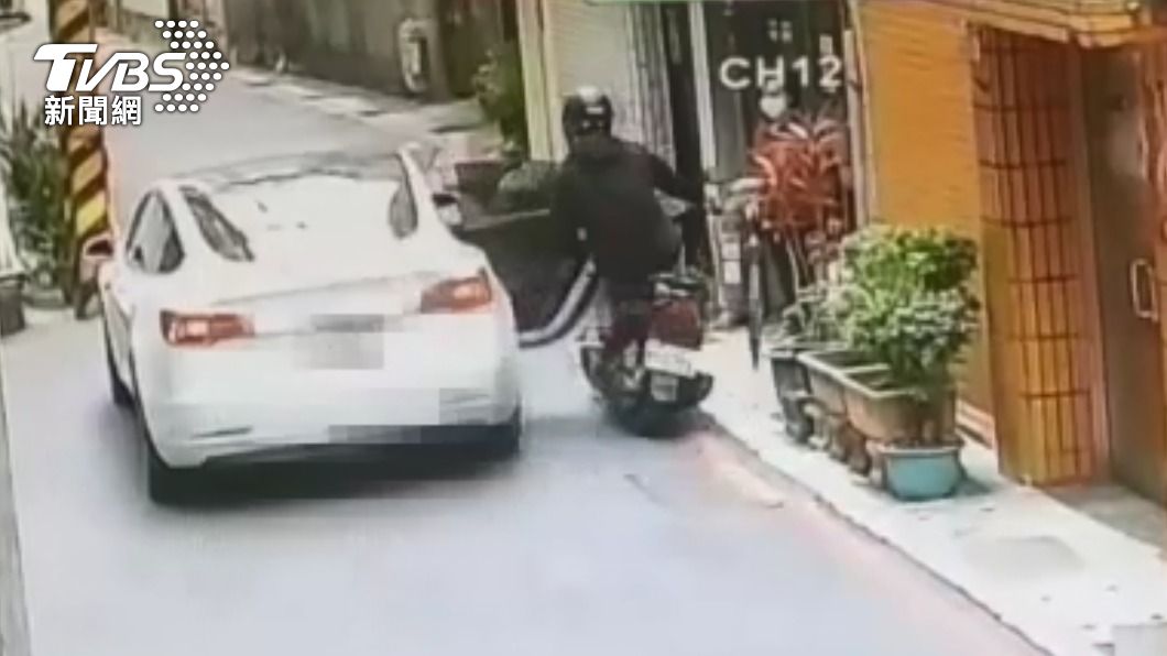 男子突開車門擊墜騎士　骨牌效應撞倒自己母親
