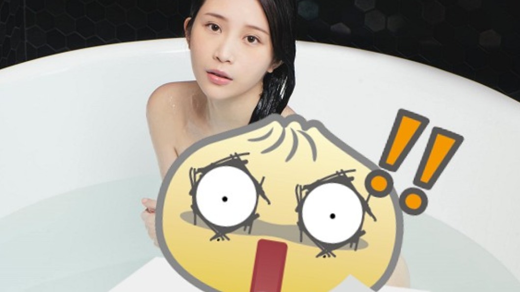 鄭家純為產品拍攝火辣照。(圖/翻攝自鄭家純臉書)
