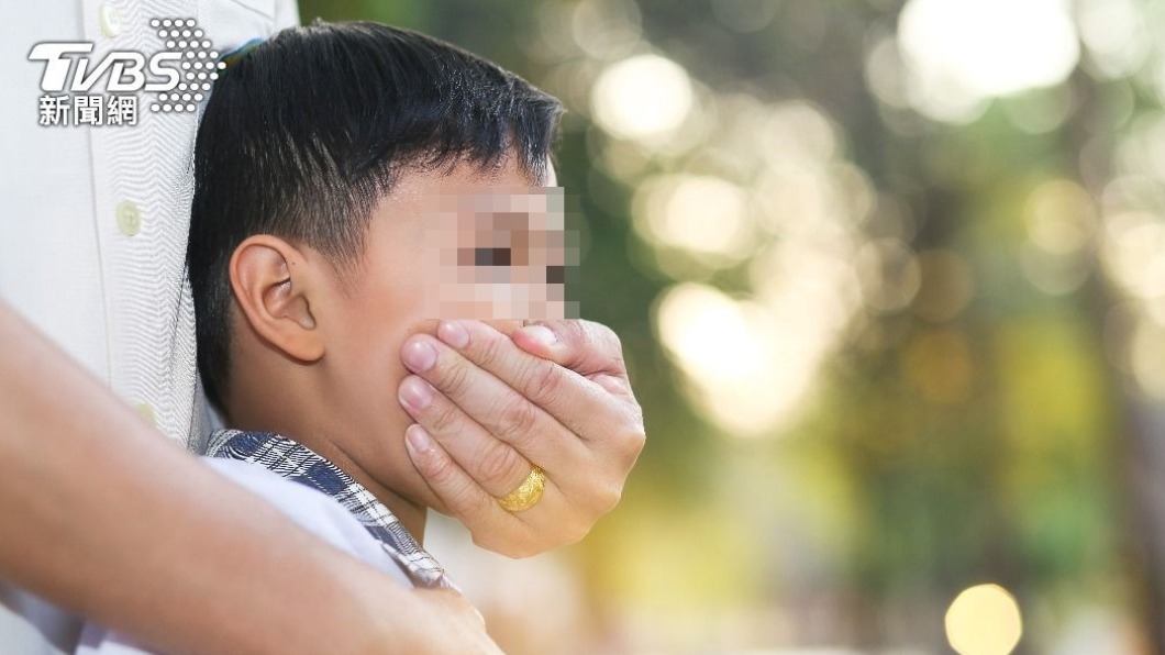 婦攜童抽菸要旁人離開 奇葩理由「怕孩模仿」她看傻