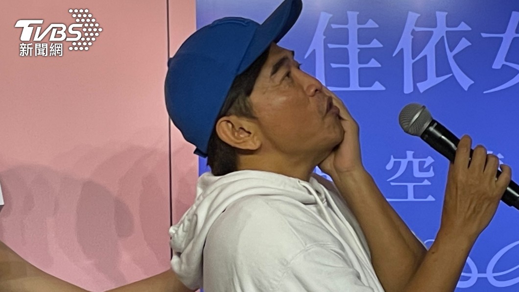 吳宗憲轉身搞笑不以腫臉見人。(圖/TVBS)