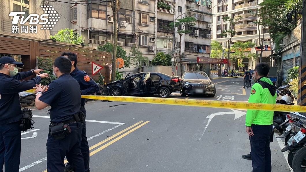警消獲報後立刻前往現場。(圖/TVBS)