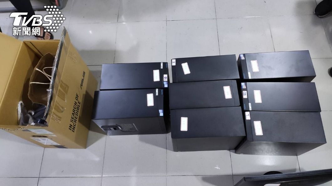 現場查獲犯罪用的電腦以及手機。（圖／TVBS）