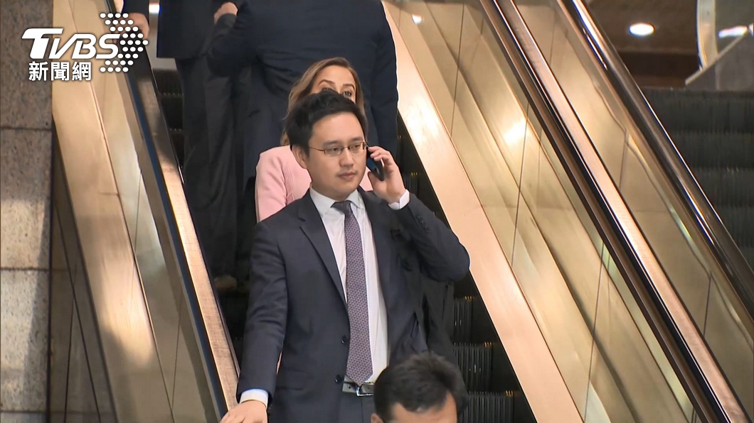 議員交棒?口譯哥被點選港湖 高嘉瑜讚適合