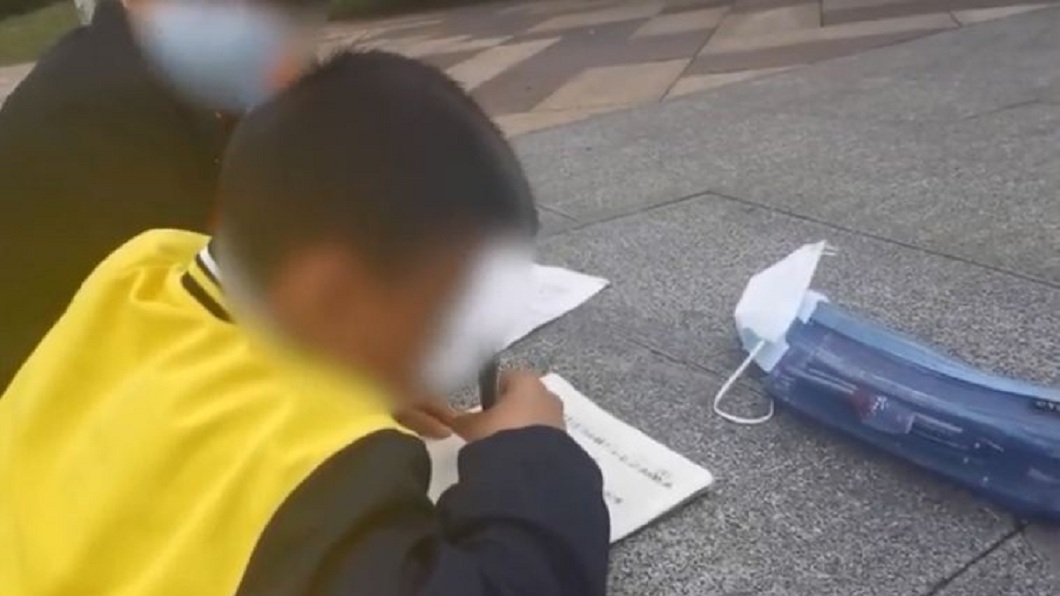 趴跪台階寫作業超克難　陸2小學生嘆：回家媽媽出更多