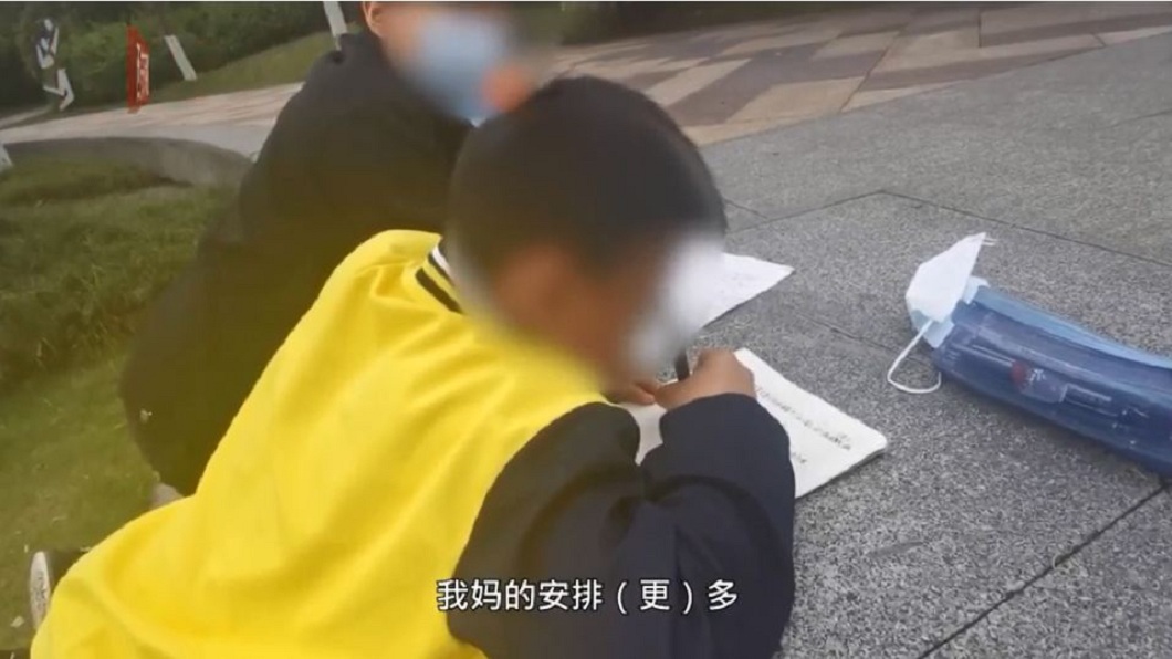弟弟無奈的表示,回家後母親出的作業更多。(圖/翻攝自YouTube)