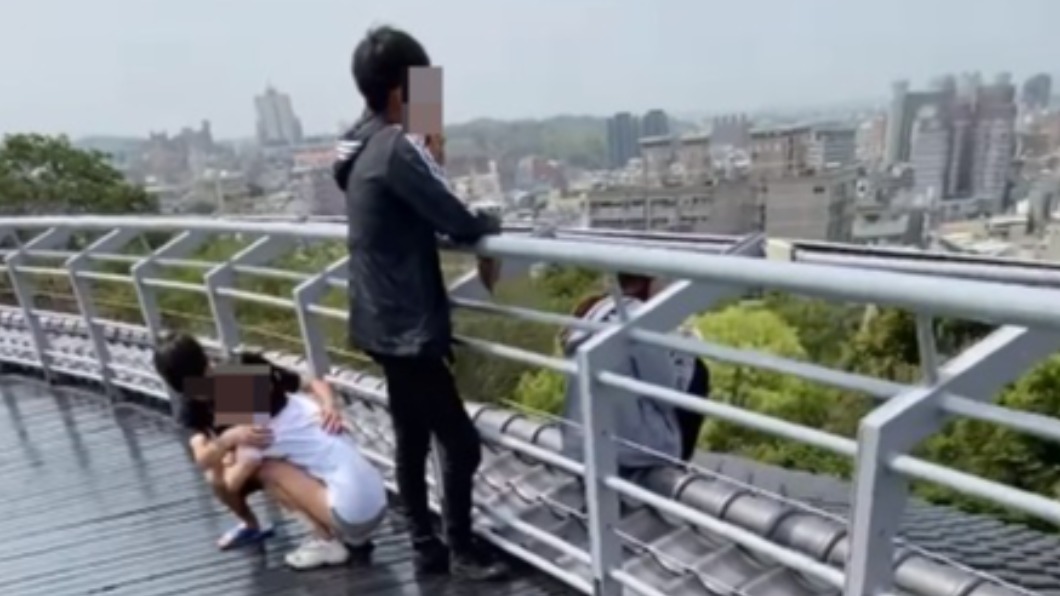其中1名女子翻回步道後腿軟撲在男子懷裡。(圖/翻攝自爆料公社公開版)