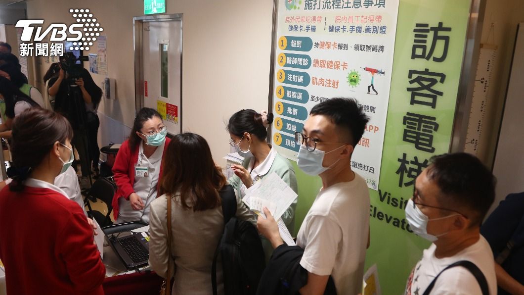 AZ疫苗自費接種首日 北市醫院湧百人報到施打